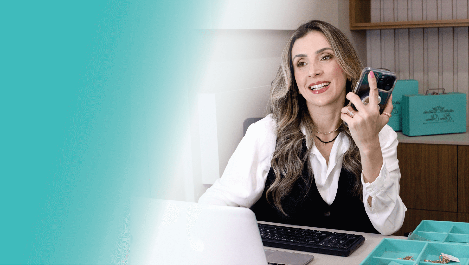 Foto de Elaine Oliveira sorrindo com celular na mão