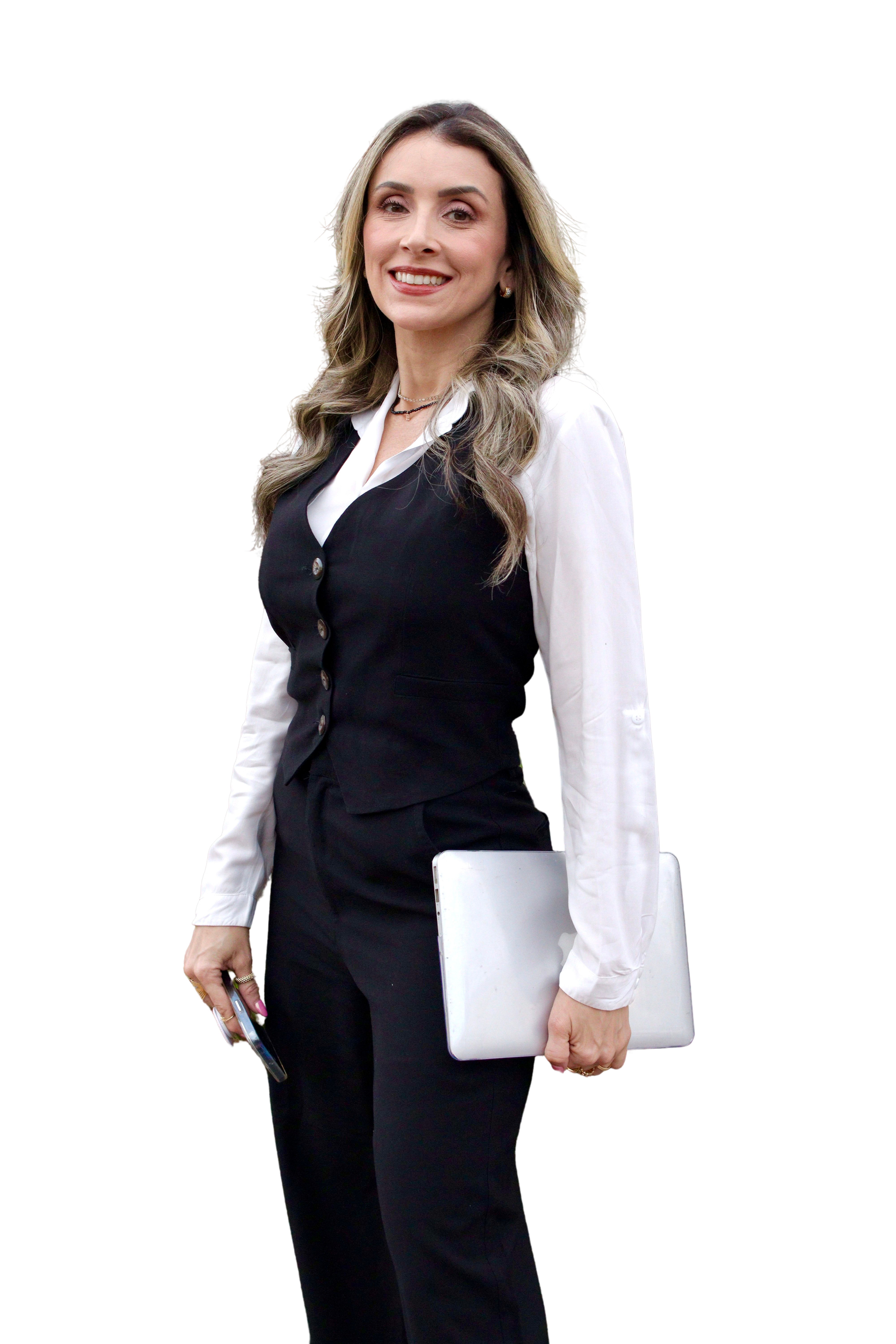 Foto da Elaine Oliveira posando com rosto sério